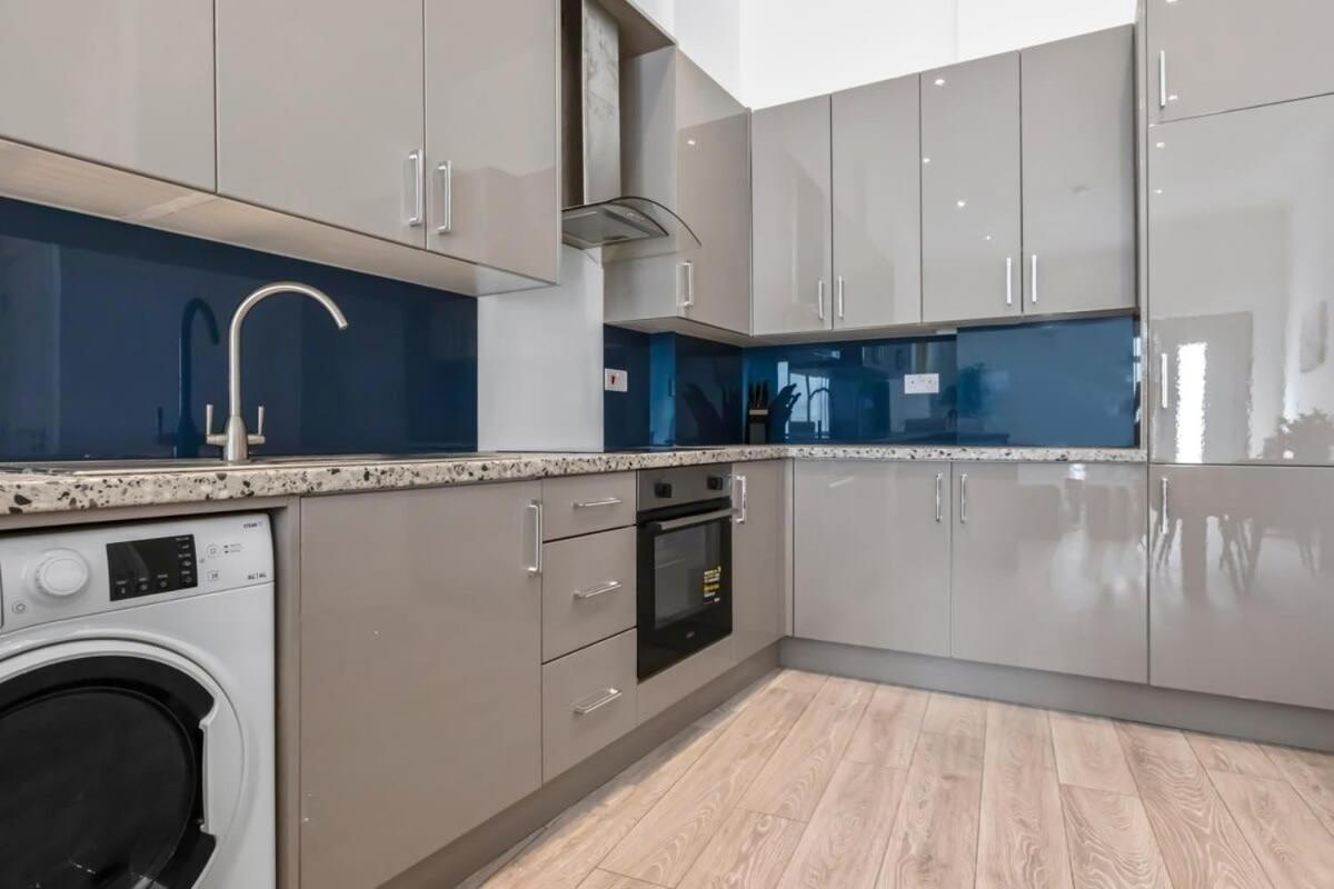 Lovely 1 Bedroom Apartment In Central Уокинг Екстериор снимка