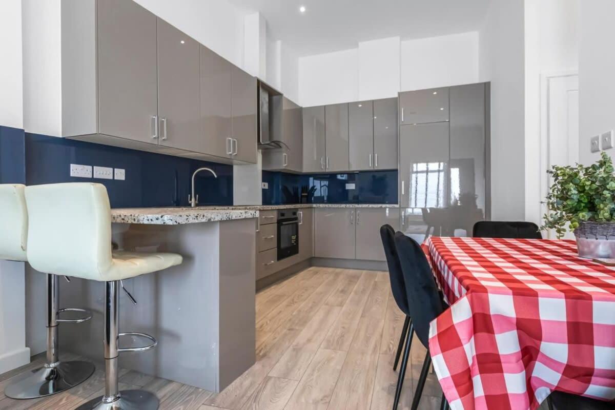 Lovely 1 Bedroom Apartment In Central Уокинг Екстериор снимка