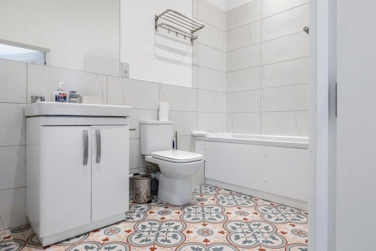 Lovely 1 Bedroom Apartment In Central Уокинг Екстериор снимка