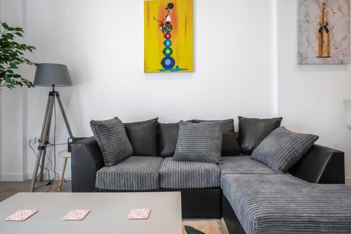 Lovely 1 Bedroom Apartment In Central Уокинг Екстериор снимка
